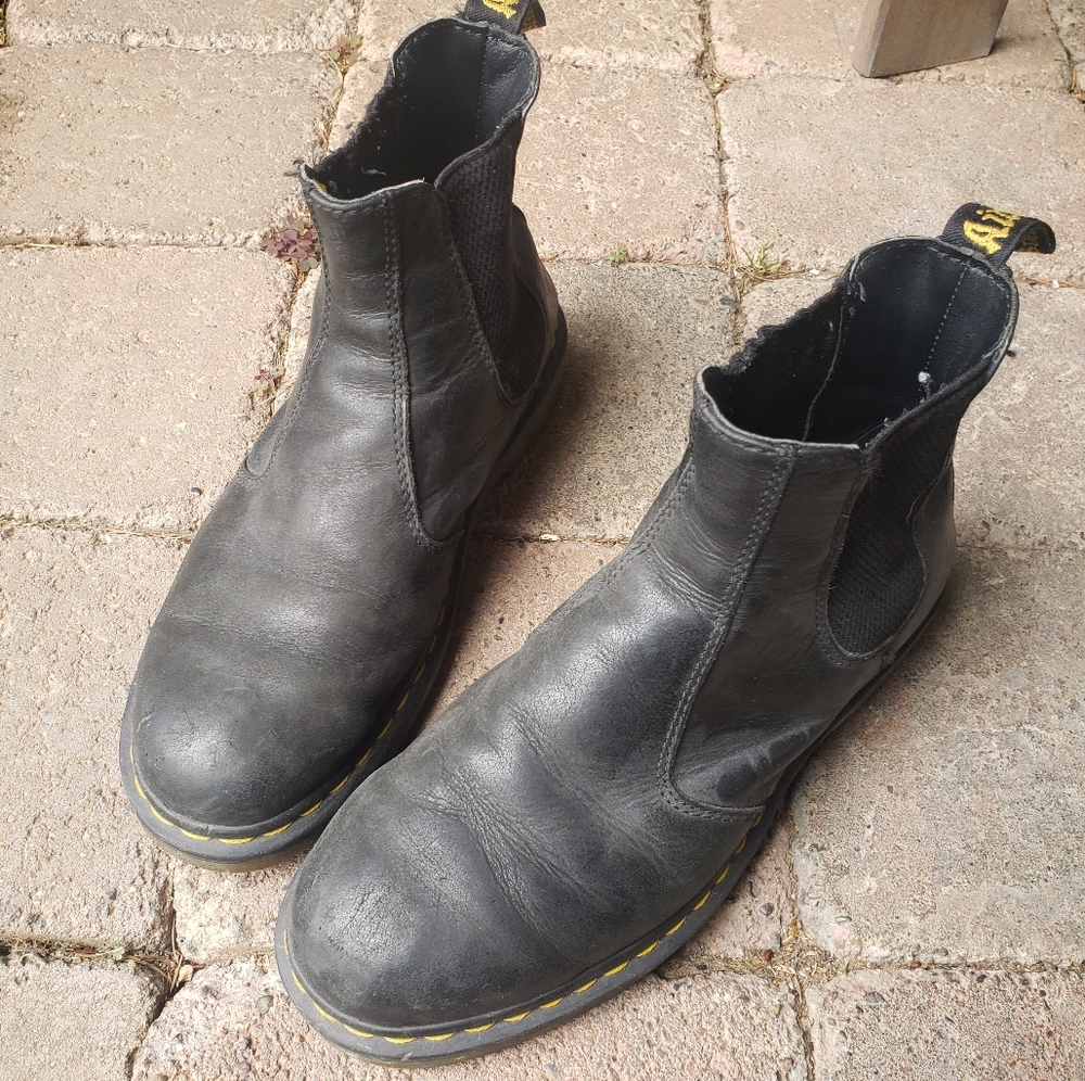 Black dr. Martins boot,stretchy sides